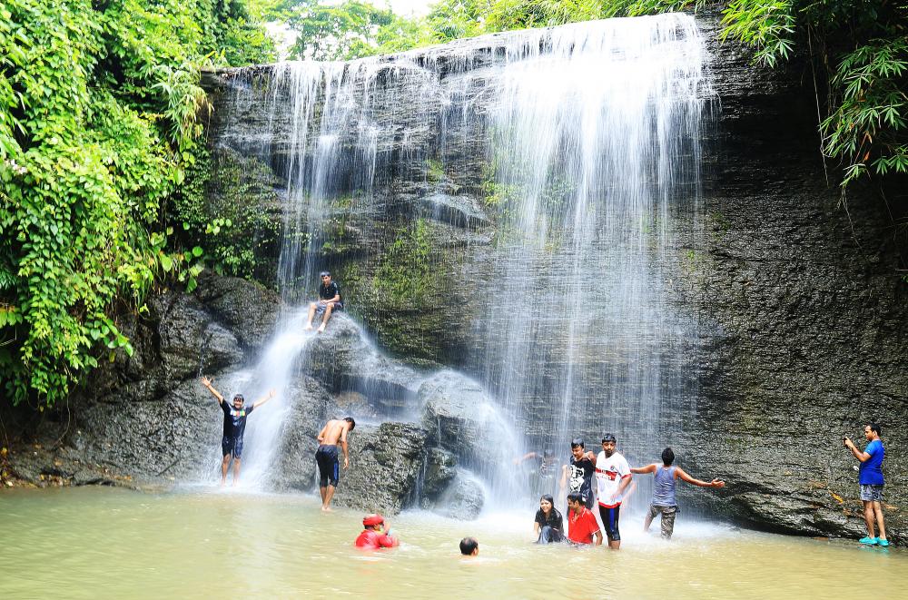 ঘুরে আসুন ঝর্ণার রাজ্য সীতাকুণ্ড থেকে